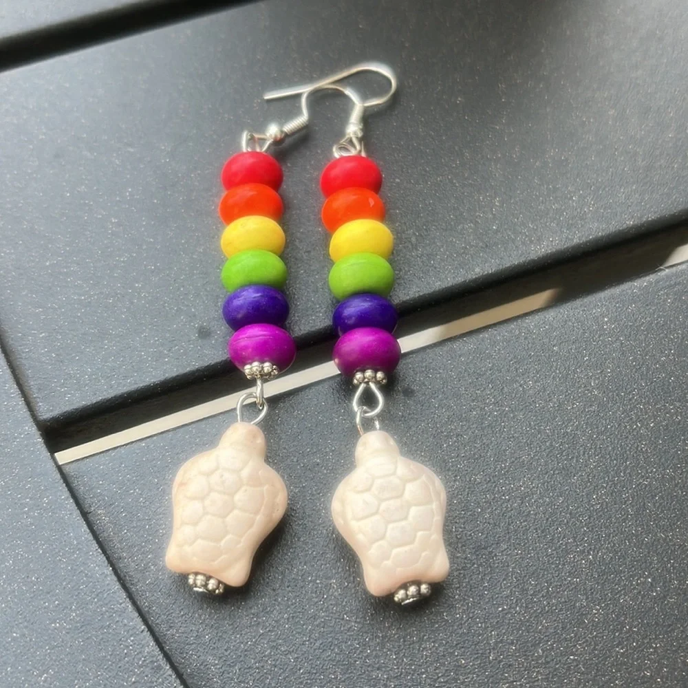pride turtle earrings handcrafted - Picture 4 of 5